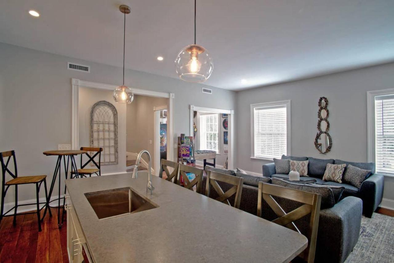 Villa Newly Renovated 4 Bed 3 Bath And 2 Parking Spots Savannah Esterno foto