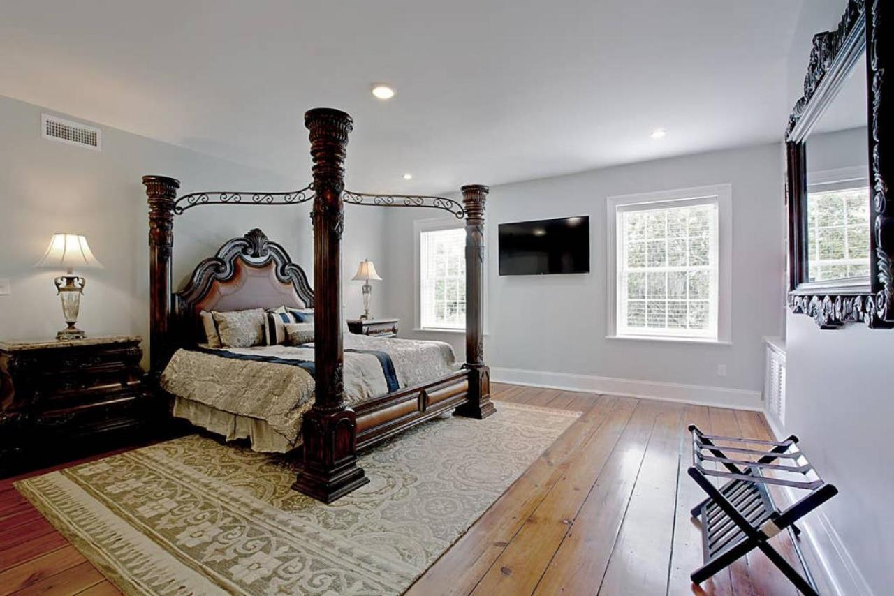Villa Newly Renovated 4 Bed 3 Bath And 2 Parking Spots Savannah Esterno foto