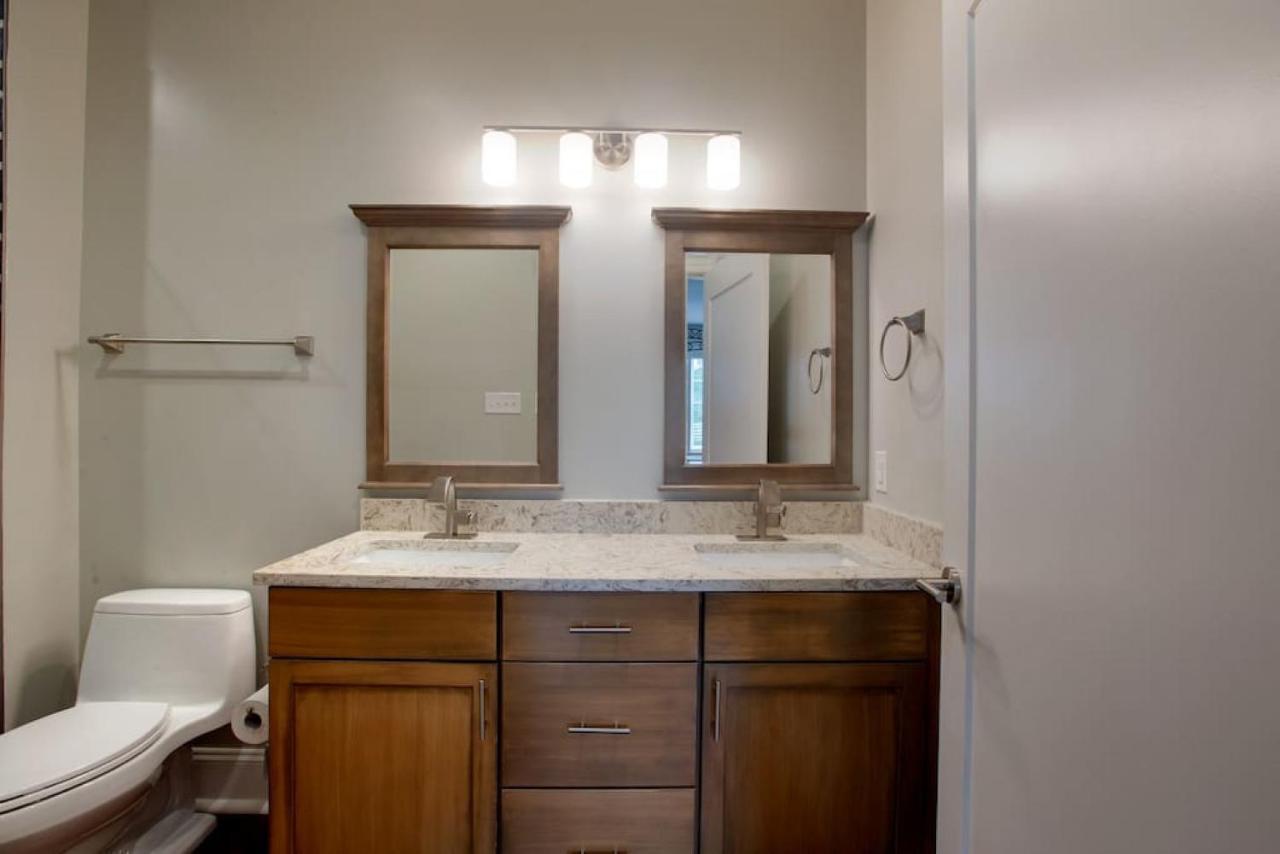 Villa Newly Renovated 4 Bed 3 Bath And 2 Parking Spots Savannah Esterno foto