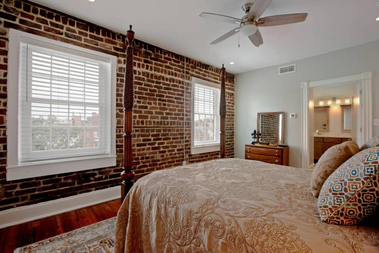 Villa Newly Renovated 4 Bed 3 Bath And 2 Parking Spots Savannah Esterno foto