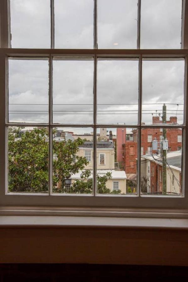 Villa Newly Renovated 4 Bed 3 Bath And 2 Parking Spots Savannah Esterno foto